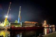 Mit etwas Verspätung kam das Pontonboot in der Nacht auf Dienstag (15. Juni) mit den ersten vier Turmsektionen in Neustadt in Holstein an.