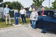 Jörg Braun, Kommunalmanager der Westenergie AG (links), und Torsten Ralf, Fachbereichsleiter Tourismus, Bauen, Umwelt und Immobilien, mit Dorfvorsteherin Bärbel Rieger und der stellvertretenden Bürgermeisterin Melanie Puschaddel-Freitag vor der neuen E-Ladesäule in Hemmelsdorf.
