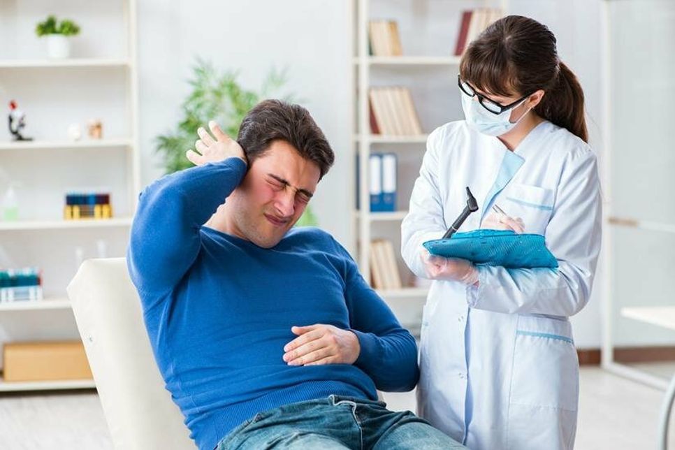 Silvesterböller stellen eine ernstzunehmende Gefahrenquelle für einen dauerhaften Hörverlust dar, da sie ein Knalltrauma verursachen können. Insbesondere in der Altersgruppe der sechs bis 25-Jährigen ist die Anzahl der Betroffenen alarmierend. (Foto: AOK/Colourbox/hfr)