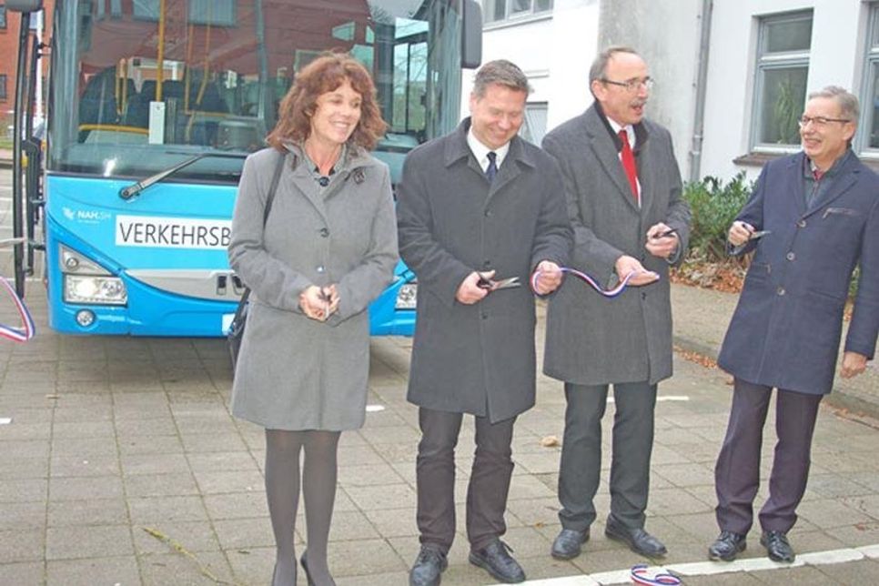 Gemeinsam durchtrennen sie ein Band: Landrätin Stephanie Ladwig, Kreispräsident Stefan Leyk, VKP-Geschäftsführer Friedrich Scheffer und Schwentinentals Bürgermeister Michael Stremlau (v.l.) Der neue erweiterte Fahrplan geht an den Start.