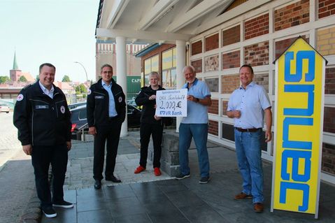 Eine Investition in die Zukunft: DRK-Bereitschaftleiter Christian Steffen, DRK-Vorstand Dr. Uwe Jürgens, Rene Körner (alle DRK) mit Nils Janus und Janus-Geschäftsführer Thorsten Schmidt (v. lks.) bei der symbolischen Scheckübergabe.