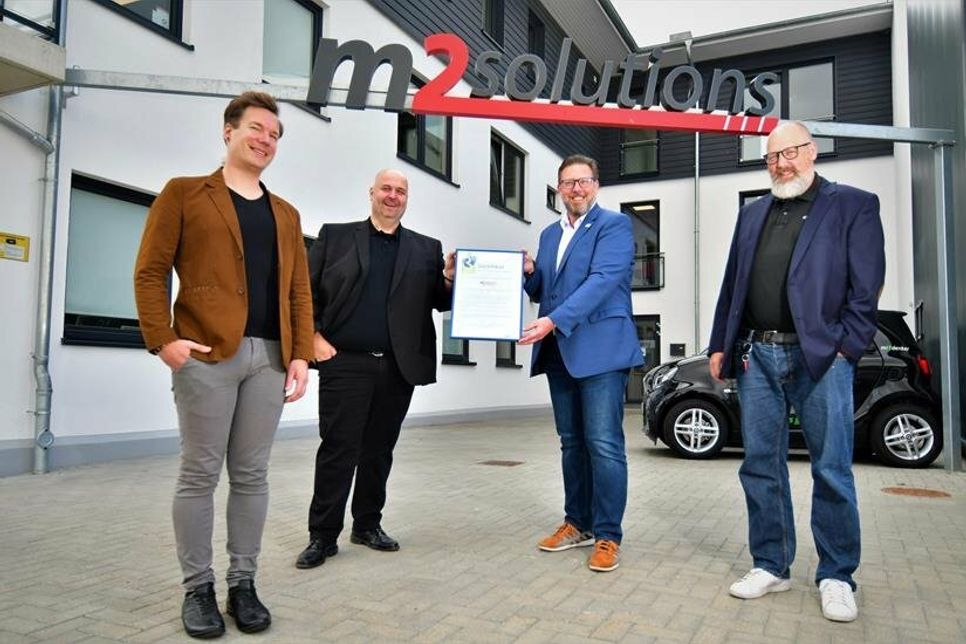 Die Geschäftsführer Lukas Stockmann, Reiner Matthiessen, (v. lks.) und Mirko Müller (re.) nahmen das Ökostrom-Zertifikat der Stadtwerke Neustadt von Dirk Heckmann entgegen.