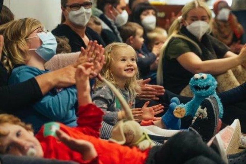 Mit bekannten Kinderliedern ermutigte Gregor Hägele alle zum Mitsingen.