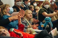 Mit bekannten Kinderliedern ermutigte Gregor Hägele alle zum Mitsingen.