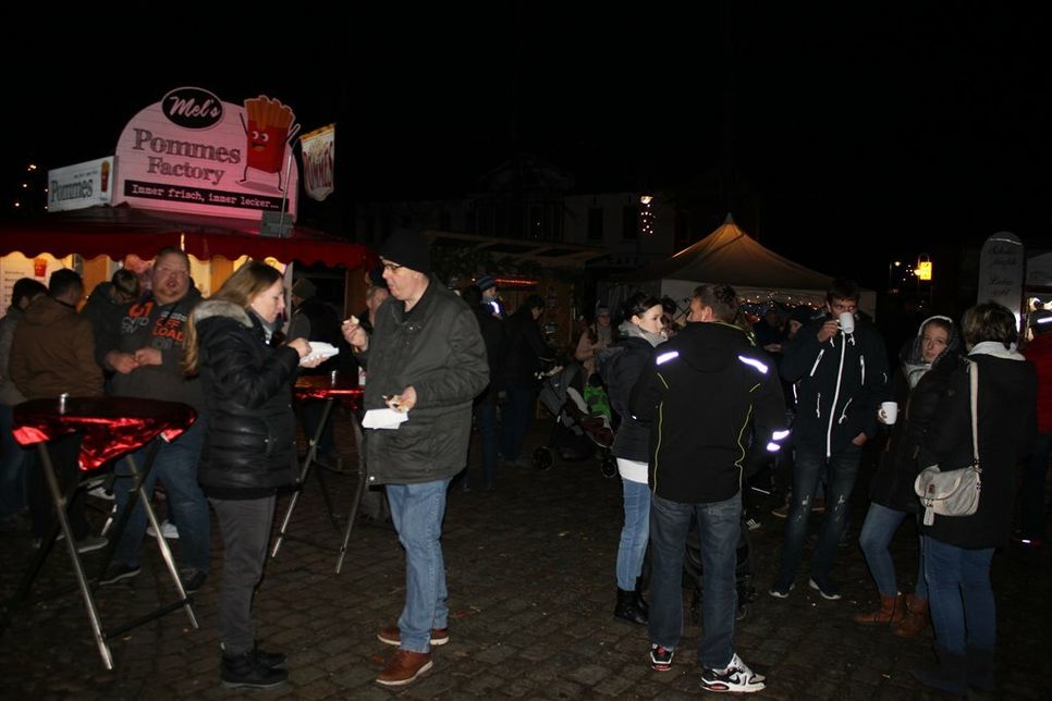 Ohne Hektik, in aller Ruhe und Gemütlichkeit können die Besucher die Angebote des Lensahner Weihnachtsmarktes genießen.