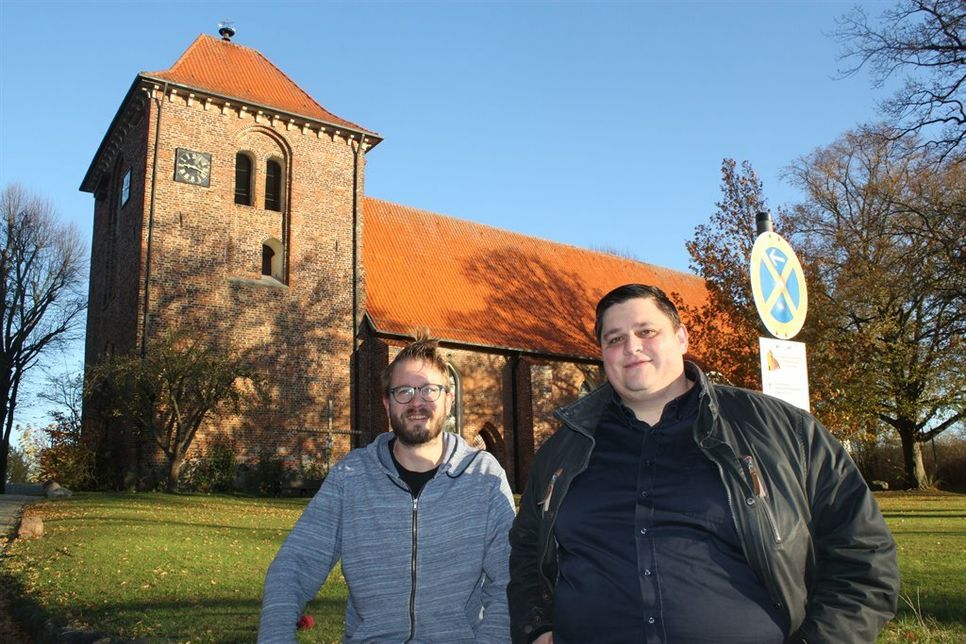 Alexander Löhr (lks.) und Vadim König richten den Weihnachtsmarkt zum vierten Mal aus.