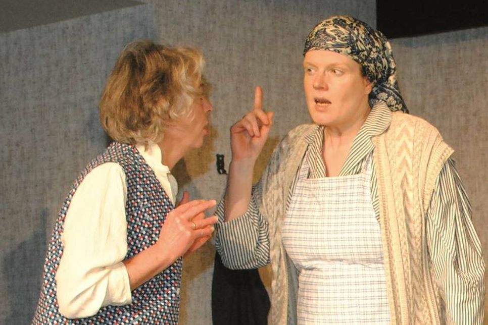 Bäuerin Selma Renner (Silke Böttcher, r.) redet lautstark auf Mimi Moog (Christiane Lange) ein, die ebenfalls nicht auf den Mund gefallen ist.