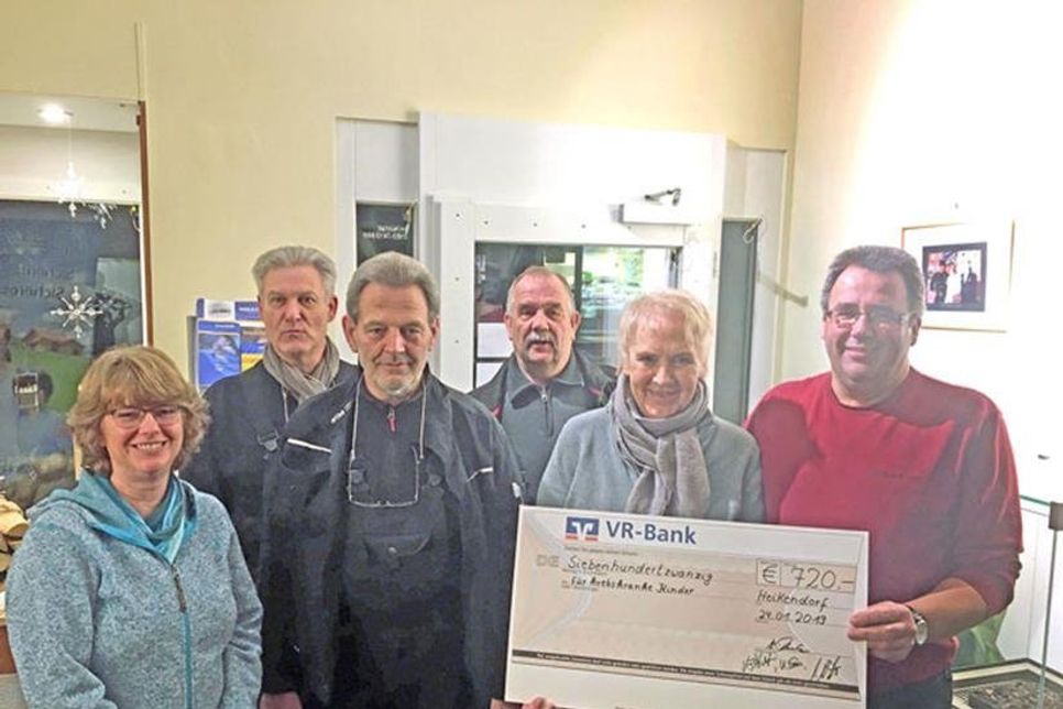Die Bezirksschornsteinfeger (v. l.) Kay Habighorst, Hartmut Ehrk, Jens Willrodt und Ullrich Evers (rechts) und Mitarbeiterin Petra Wiendlocha übergaben den symbolischen Scheck an Ehrenamtlerin Uschi Wieck für ihre Bastelaktionen auf der Kinderkrebsstation der Kieler Uniklinik.