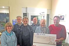 Die Bezirksschornsteinfeger (v. l.) Kay Habighorst, Hartmut Ehrk, Jens Willrodt und Ullrich Evers (rechts) und Mitarbeiterin Petra Wiendlocha übergaben den symbolischen Scheck an Ehrenamtlerin Uschi Wieck für ihre Bastelaktionen auf der Kinderkrebsstation der Kieler Uniklinik.