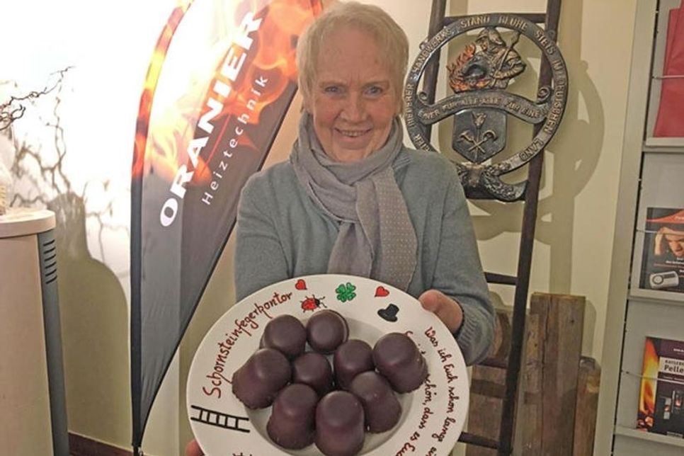Ehrenamtlerin Uschi Wieck präsentiert einen der bunten Porzellanteller, die im Rahmen der vorweihnachtlichen Bastelaktionen Gestalt angenommen haben und im Heikendorfer Schonsteinfegerkontor erhältlich sind – das Geld dafür kommt dem Verein „Förderkreis für krebskranke Kinder und Jugendliche“ zugute.