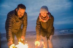 Fackelwanderung am Winterstrand.