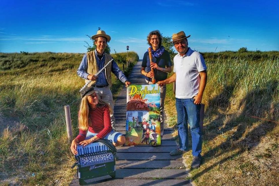 Die Muttersprache von Ingrid Kriegeskotte und Armin Schönrock ist Plattdeutsch. Zusammen mit Dagmar Will-Schmütz und Jörn Brunken sind sie „Dörpfiedel“ und spielen am 28. Februar im Dorf- und Schulmuseum Schönwalde Holsteener Platt und Irish Folk.