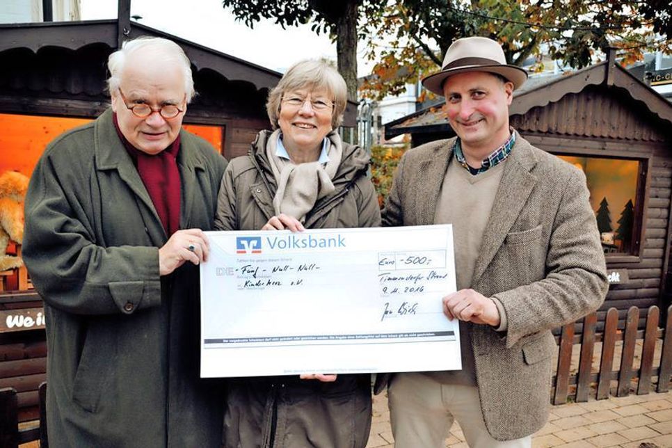 Lions-Präsident Jan Wienke (rechts) und Wulf Schulemann, Leiter des Organisationsteams, haben jetzt die Spende an Barbara Bergmann übergeben. (Foto: René Kleinschmidt)