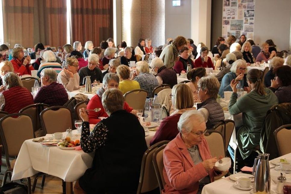 Über 100 Frauen genossen das anregende und inspirierende, gemeinsame Frühstück.