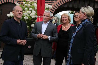 Kanzlerkandidat Olaf Scholz, Hansa-Park Inhaber Christoph Andreas Leicht, Bundestagsabgeordnete und Parlamentarische Staatssekretärin Bettina Hagedorn, Landes- und Fraktionsvorsitzende Serpil Midyatli und Claudia Leicht beim Rundgang durch den Hansa-Park.