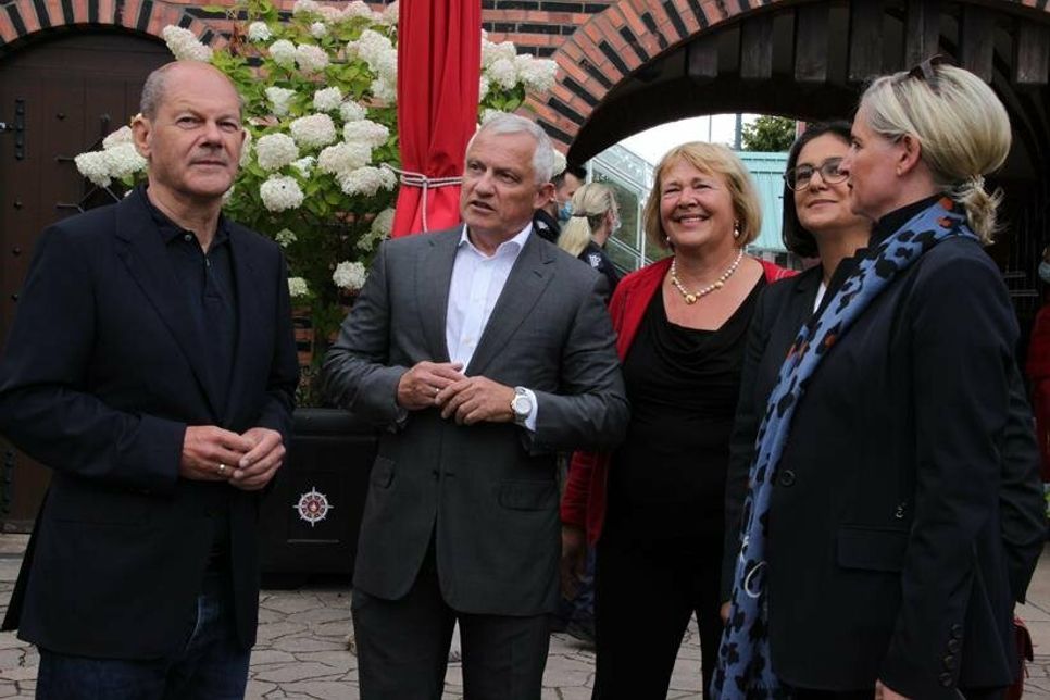 Kanzlerkandidat Olaf Scholz, Hansa-Park Inhaber Christoph Andreas Leicht, Bundestagsabgeordnete und Parlamentarische Staatssekretärin Bettina Hagedorn, Landes- und Fraktionsvorsitzende Serpil Midyatli und Claudia Leicht beim Rundgang durch den Hansa-Park.