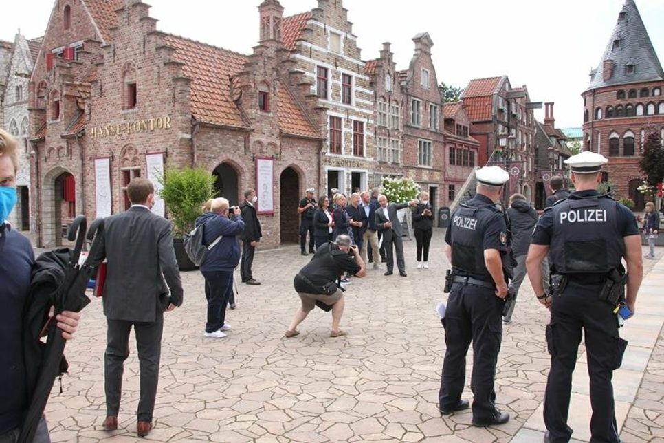 Begleitet wurde der Rundgang von einem Polizei- und Presse-Aufgebot.