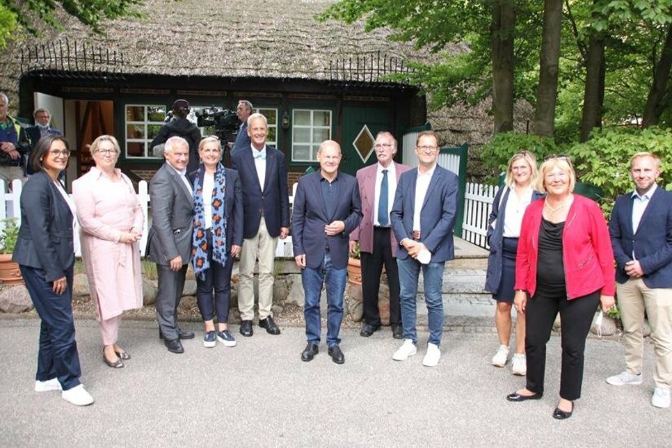 Die Teilnehmer stellten sich nach dem Gespräch über Wirtschaft, Tourismus und Corona zum Gruppenfoto auf.