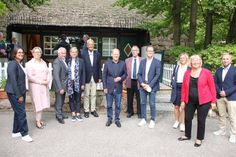 Die Teilnehmer stellten sich nach dem Gespräch über Wirtschaft, Tourismus und Corona zum Gruppenfoto auf.