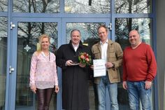 Kassenwartin Tanja Glasmachers, Dr. Stefan Sellschopp, 1. Vorsitzender Matthias Holzum, Schulleiter Stephan Wiese (v. lks.).