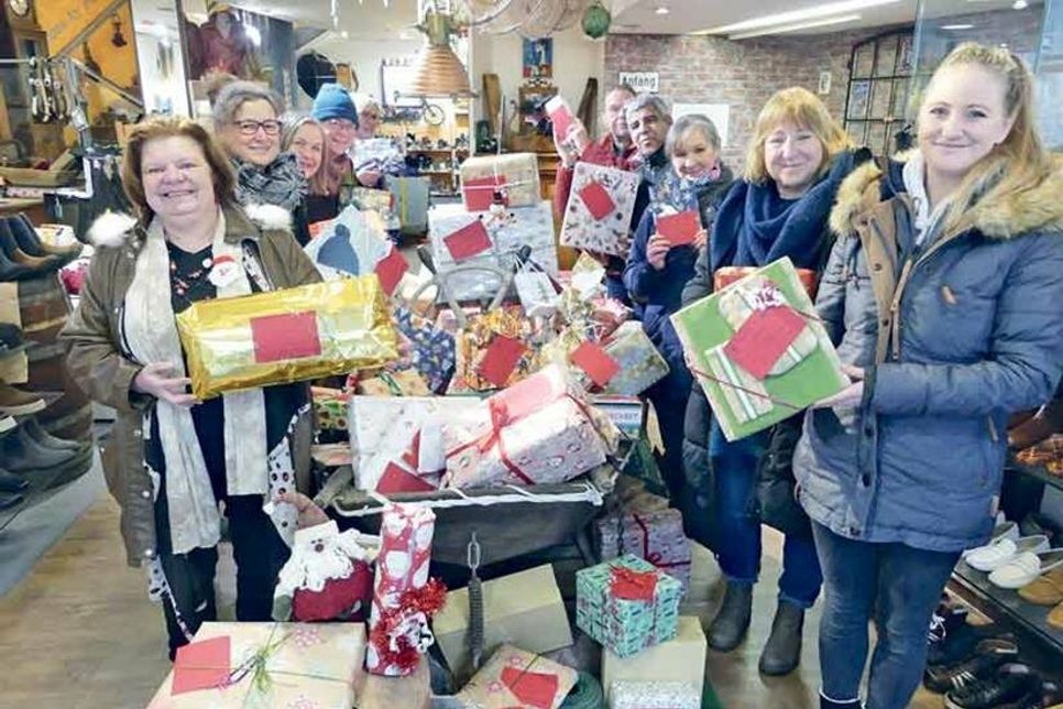 Kaum war dieses Foto gemacht, ging das große Sortieren los – während Sandra Tyborowski die Päckchen für ihre KiTa-Kinder der Kinderinsel und deren Geschwister einpackt, sammelt Stefanie Dreller die Geschenke für das Familienzentrum, Gundula Penner und Christiane Jaag für die Kinder der von der Familienhilfe betreuten Familien und Sybille Rohowsky und Marie Podewski für die Kinder im Frauenhaus