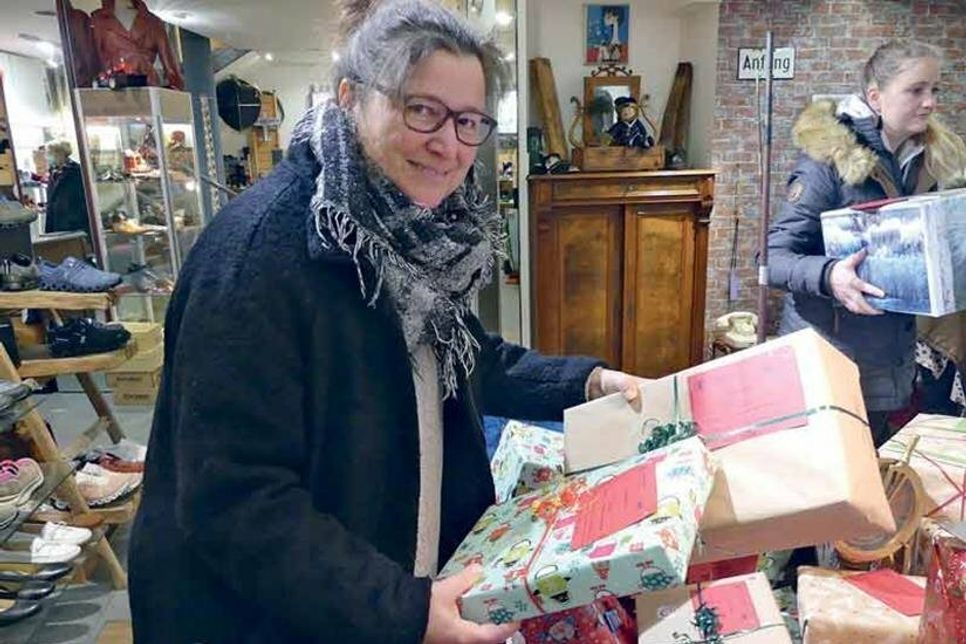 Sandra Tyborowski, die Leiterin der KiTa Kinderinsel erlebt die Wunschbaumaktion zum ersten Mal und freut sich, dass jetzt auch bei den KiTa-Kindern ein Geschenk unterm Weihnachtsbaum liegt, bei denen der Weihnachtsmann sonst vielleicht nicht Halt machen würde.