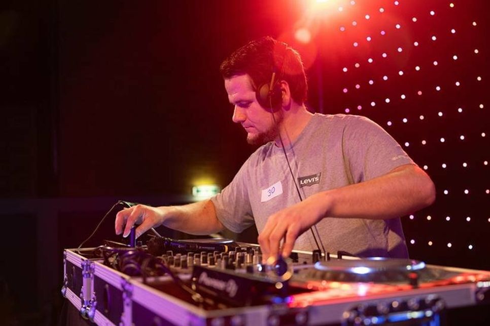 Sorgt beim 1. Frühlingsball des TSV Ratekau für beste Stimmung: DJ Yannick.