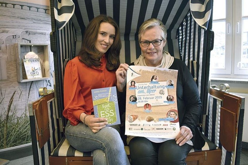 Fernsehmoderatorin und Buchautorin Anna Funck („Egal, ich ess das jetzt“) gehört zu den Gästen der Charity-Talkshow „Unterhaltung am Meer“, die von Rotraud Schwarz (rechts) organisiert wird. (Foto: René Kleinschmidt)