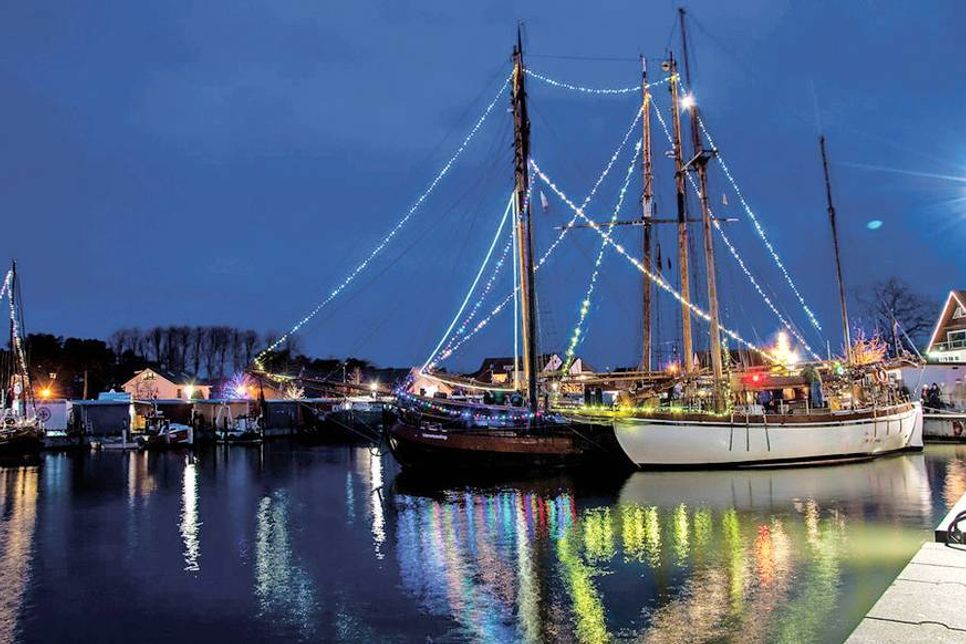 Am kommenden Wochenende heißt es wieder „Fischers Wiehnacht“ im Niendorfer Hafen, bei der auch die Traditionssegler zu Gast sind. (Foto: TSNT GmbH)