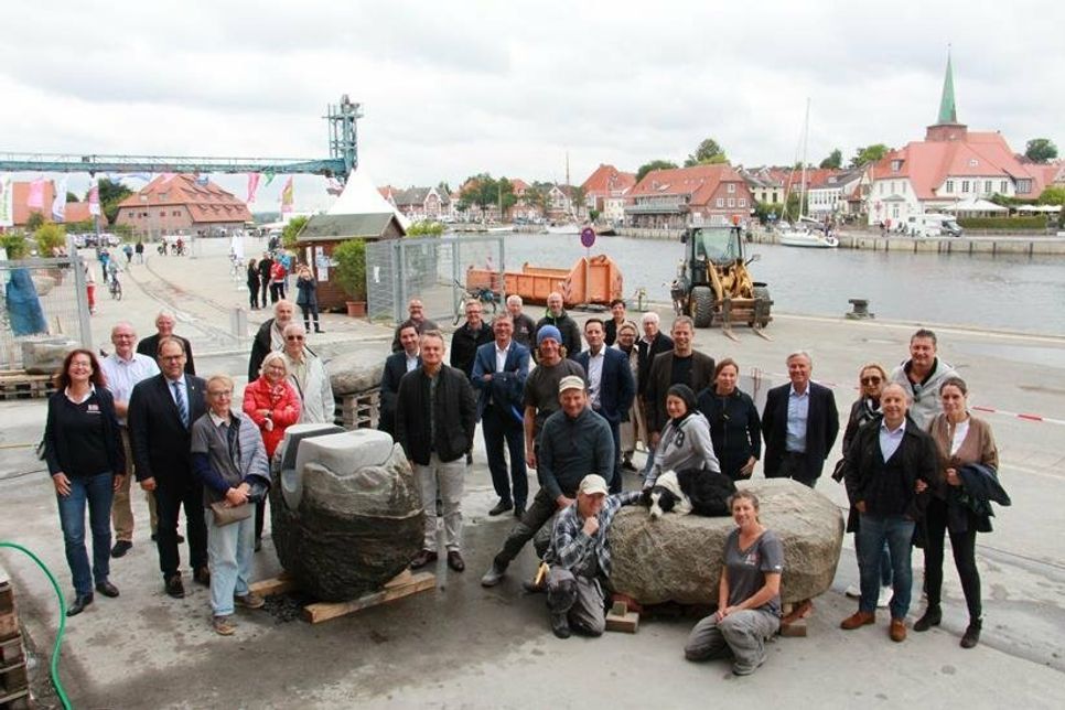 Sponsor*innen, Orga-Team und die Kunstschaffenden im Freiluftatelier am Hafen.