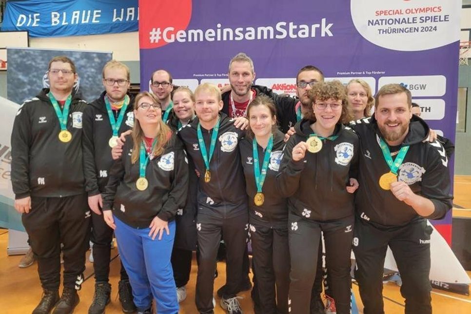 Die „Stockenten“ präsentieren stolz ihre Goldmedaille.