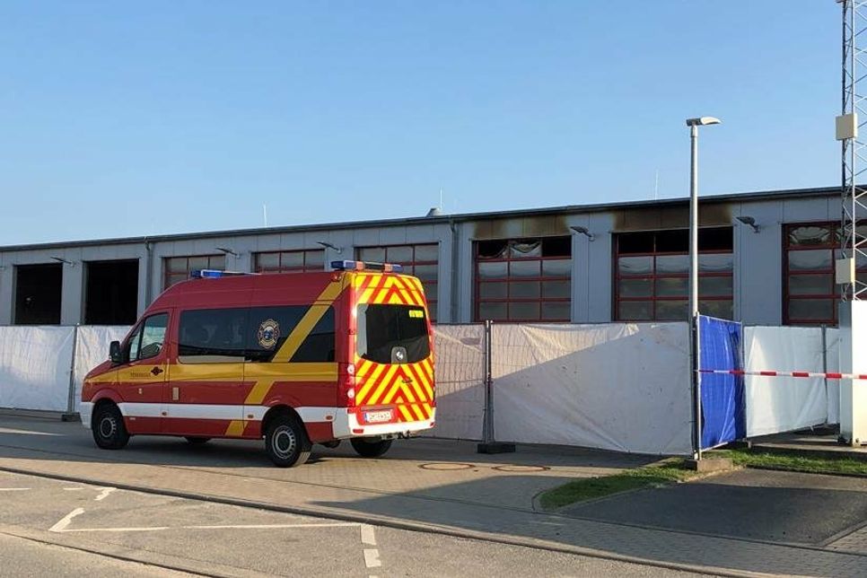 Das beschädigte und abgesperrrte Feuerwehrgerätehaus in Oldenburg.