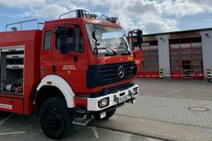 Fahrzeugübergabe in Oldenburg vor dem beschädigten Feuerwehrgerätehaus.