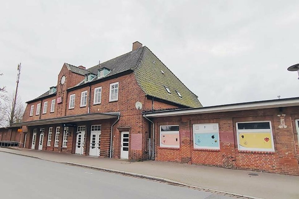 Für das unter Denkmalschutz stehende Bahnhofsgebäude in Timmendorfer Strand wurden jetzt neue Nutzungspläne vorgestellt.