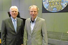 Landrat Reinhard Sager (lks.) verabschiedete den Leiter der Kreismusikschule Ostholstein, Markus Föhrweißer, mit lobenden Worten.
