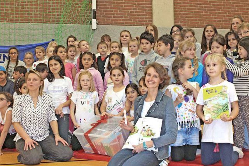 besondere Spende für die DAZ-Klassen nahm die stellvertretende Schulleiterin Yvonne Thun-Andres entgegen.
