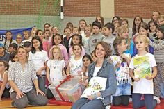 besondere Spende für die DAZ-Klassen nahm die stellvertretende Schulleiterin Yvonne Thun-Andres entgegen.
