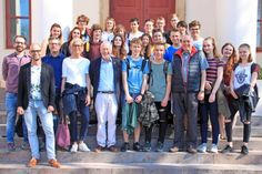 Bürgervorsteher Sönke Sela (Mi.) begrüßte die Gäste mit ihren Gastgebern im Rathaus und gab ihnen interessante Informationen über Neustadt an die Hand.