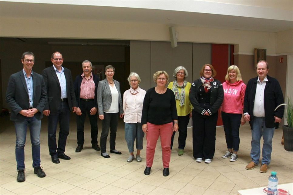 Die Ostholsteiner DKSB-Geschäftsführer Henning Reimann und Martin Liegmann mit den Vorstandsmitgliedern Dr. Theodor Siebel (Schatzmeister), Ulrike Kohlmorgen (2. Vorsitzende), Heidi Feilke (3. Vorsitzende), Mechtild Piechulla (1. Vorsitzende), den Beisitzerinnen Monika Rieth und Lina Harfst sowie Beisitzer Kai Schölzel (v. lks.).
