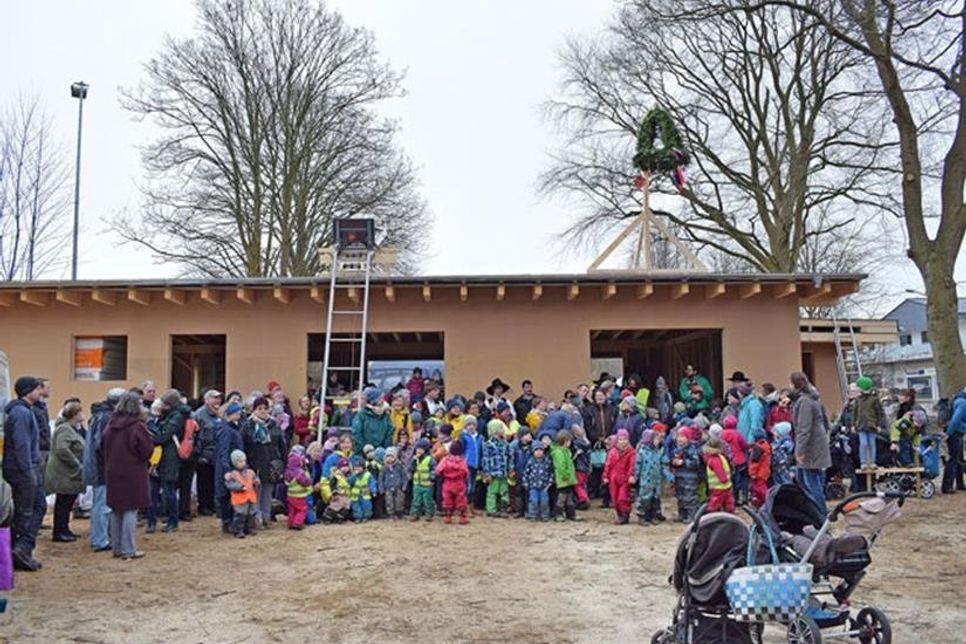 Viele große und kleine Waldkindergartenkinder feierten mit ihren Erzieherinnen und Familien ein buntes Richtfest für ihre neue Wühlmausunterkunft.