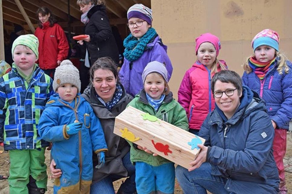 Kindergartenleiterin Susanne Fechner (li.) und Projektkoordinatorin Antje Seebens-Hoyer übergaben die Zeitkapsel, die von den Wühlmauskindern gestaltet und befüllt worden war