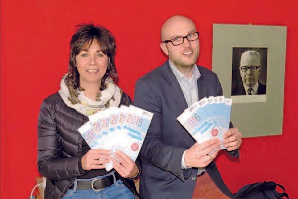Claudia Burgdorf und Dr. Hauke Petersen präsentieren das neue Seminarprogramm der Gustav-Heinemann-Bildungsstätte.