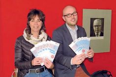 Claudia Burgdorf und Dr. Hauke Petersen präsentieren das neue Seminarprogramm der Gustav-Heinemann-Bildungsstätte.