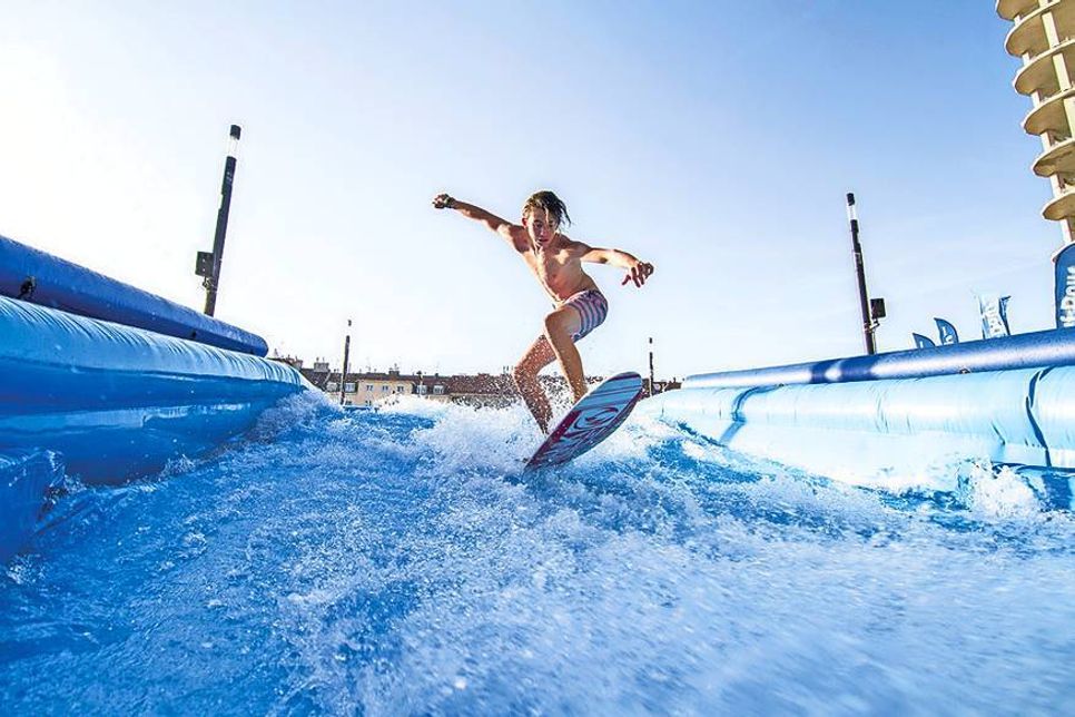 Spektakuläre Action und Surf-Spaß für Jedermann auf einer mobilen Welle. Die „Surf-Days“ starten vom 10. bis 13. Mai am Timmendorfer Strand in die Saison 2018. (Foto: © Brand Guides / Art Jungle)