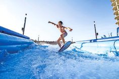 Spektakuläre Action und Surf-Spaß für Jedermann auf einer mobilen Welle. Die „Surf-Days“ starten vom 10. bis 13. Mai am Timmendorfer Strand in die Saison 2018. (Foto: © Brand Guides / Art Jungle)