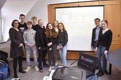 Eine Jury wählte das Konzept der Neuntklässler Carl Schrage (von links), Tom Schröder, Mika Dahl, Johann Schulz, LeAnn Diestel, Mira Pruss und Johanna Seidel aus. Mit ihnen freuen sich Schulleiterin Dr. Cordula Braun (li.), Tourismuschef Joachim Nitz und Mitarbeiterin Jana Thomsen (rechts). Zur Präsentation hatte das Hip-Hop-Festival noch den Arbeitstitel „Blackout“. (Foto: René Kleinschmidt)