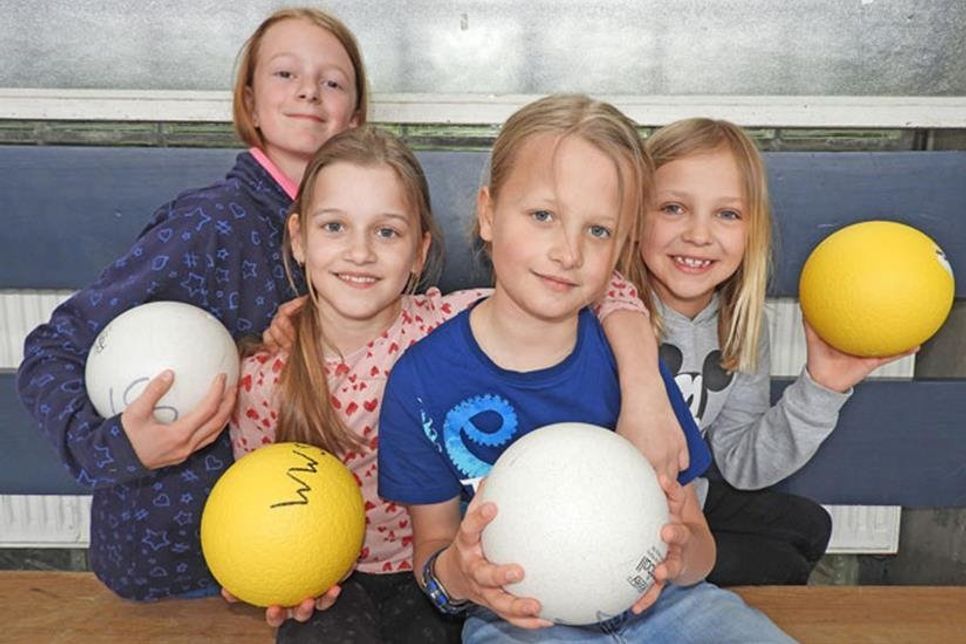 Als Co-Trainerinnen am Ball: Jaquline, Annika, Melina und Ava.