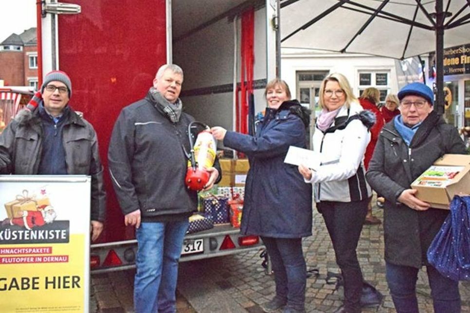 Doris Hinrichsen (v.r.), Gabriele Green und Dorothea Storm von den Landfrauen Kirchbarkau übergaben den „Küstenkiste“-Mitorganisatoren, Stefan Ettling (li.) und Sven Bohnhoff, eine Geld- und Sachspende