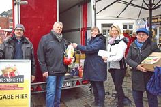 Doris Hinrichsen (v.r.), Gabriele Green und Dorothea Storm von den Landfrauen Kirchbarkau übergaben den „Küstenkiste“-Mitorganisatoren, Stefan Ettling (li.) und Sven Bohnhoff, eine Geld- und Sachspende