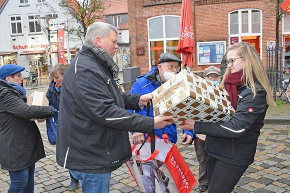 Fast im Minutentakt gaben die Spender ihre liebevoll gepackten Weihnachtsgeschenke am letzten Samstag auf dem Wochenmarkt ab.